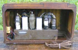    War Silvertone wood table radio model 6424. Original finish.  