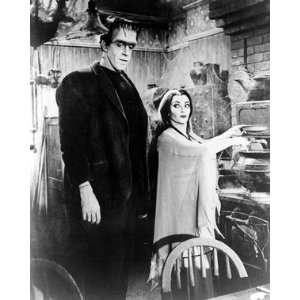 FRED GWYNNE HERMAN MUNSTER YVONNE DE CARLO LILY MUNSTER THE MUNSTERS 